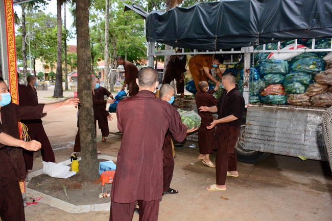 Chùa Hoằng Pháp: Tiếp tục hỗ trợ người dân khó khăn trong đại dịch Covid (đợt 8)